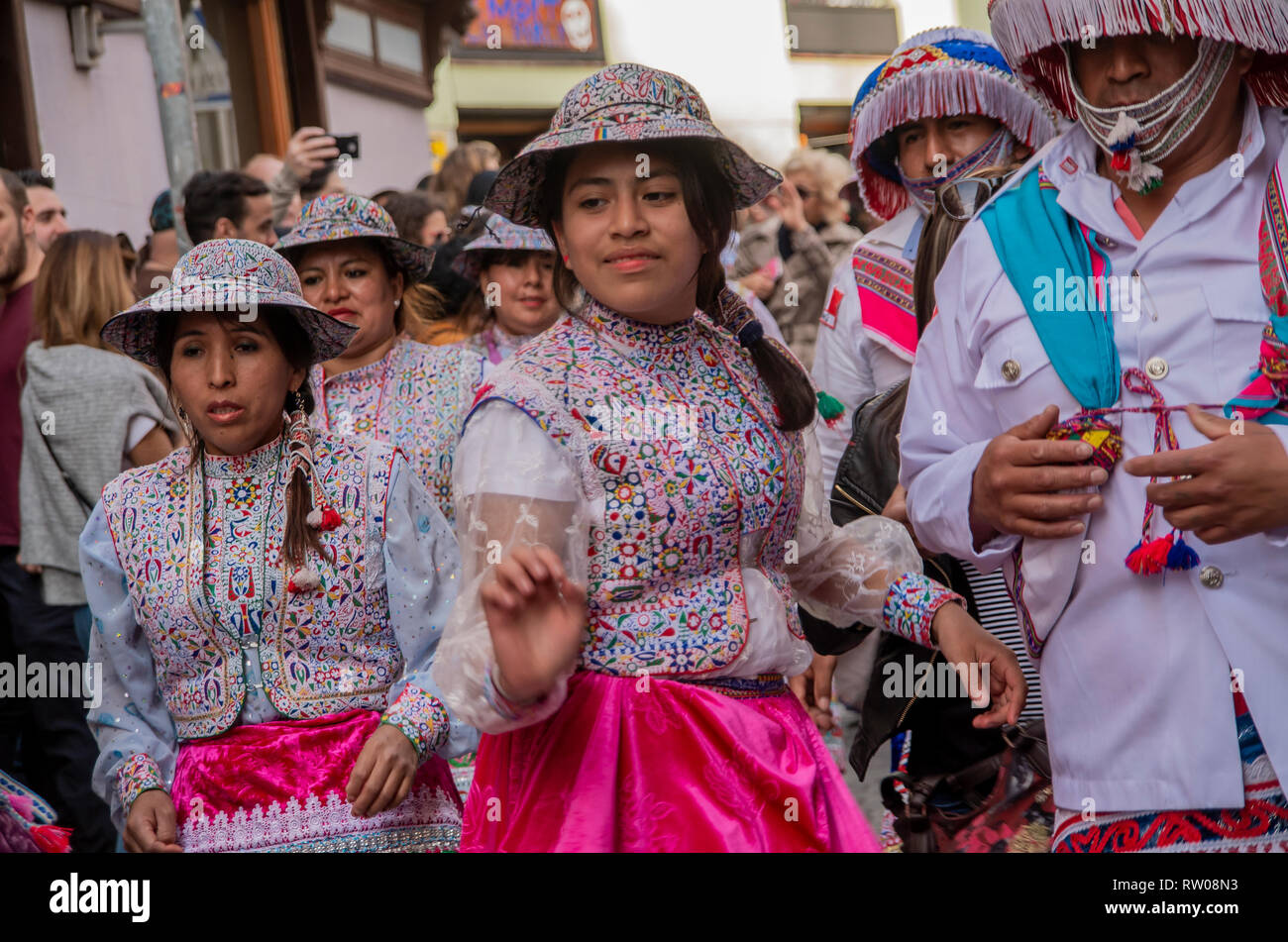 Bürger aus Peru gekleidet in folkloristische Outfits gesehen werden, ihre traditionellen Tänze während der Parade. Faschingsumzug feiert die Vielfalt und es fand in der Nachbarschaft von Lavapiés in Madrid, einer der multikulturellsten Viertel der Stadt. Die Parade lief die Hauptstraßen von Lavapiés sammeln Hunderte von Menschen aus verschiedenen Kulturen und sozialen Hintergründe und Gedanken. Stockfoto