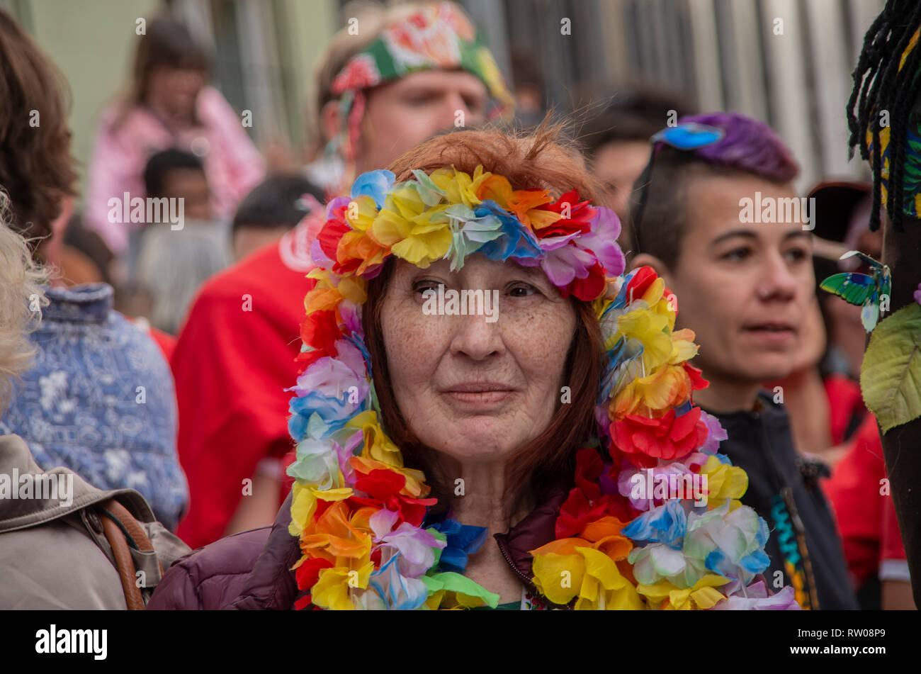 Eine Frau gesehen, wie die Mutter Erde während der Parade getarnt. Faschingsumzug feiert die Vielfalt und es fand in der Nachbarschaft von Lavapiés in Madrid, einer der multikulturellsten Viertel der Stadt. Die Parade lief die Hauptstraßen von Lavapiés sammeln Hunderte von Menschen aus verschiedenen Kulturen und sozialen Hintergründe und Gedanken. Stockfoto