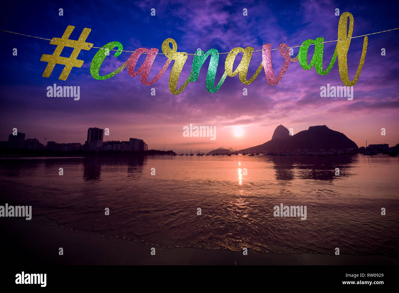 Karneval Nachricht in eleganten farbigen gold Script mit einer modernen sozialen Medien hashtag aufgereiht an Sonnenaufgang am Zuckerhut in Rio de Janeiro, Brasilien Stockfoto