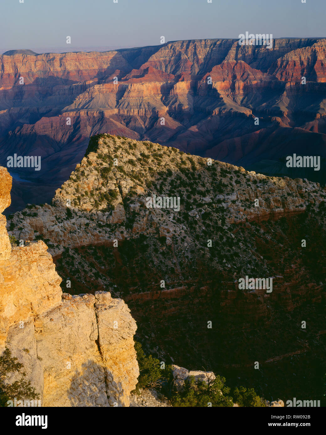 USA, Arizona, der Grand Canyon National Park, Freya Schloss, Abend, Schatten und fernen Colorado River, Ansicht von Südosten in der Nähe von Cape Royal; North Rim. Stockfoto