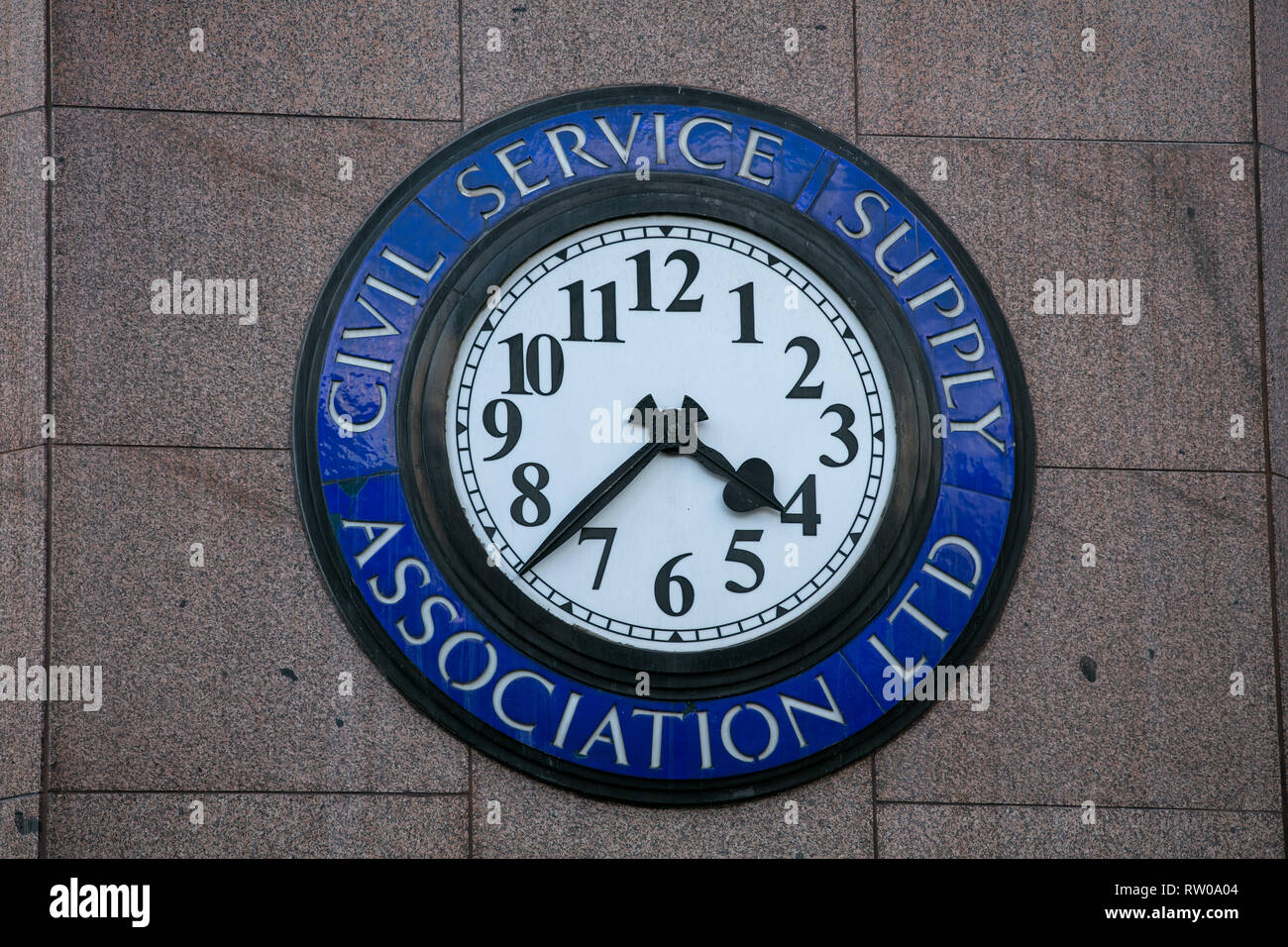 Uhr an der Wand des Gebäudes in der Vergangenheit von der Civil Service Association, Ltd belegt, seine Mitglieder Versorgung mit Gütern bei reduzierten Kosten Stockfoto