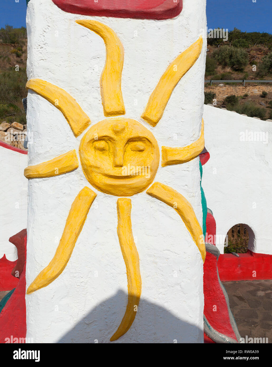 Sun Symbol in der surrealistischen Monumento de la Paz gegen den Spanischen Bürgerkrieg, in der Nähe von Sayalonga, Provinz Malaga, Andalusien, Spanien Stockfoto