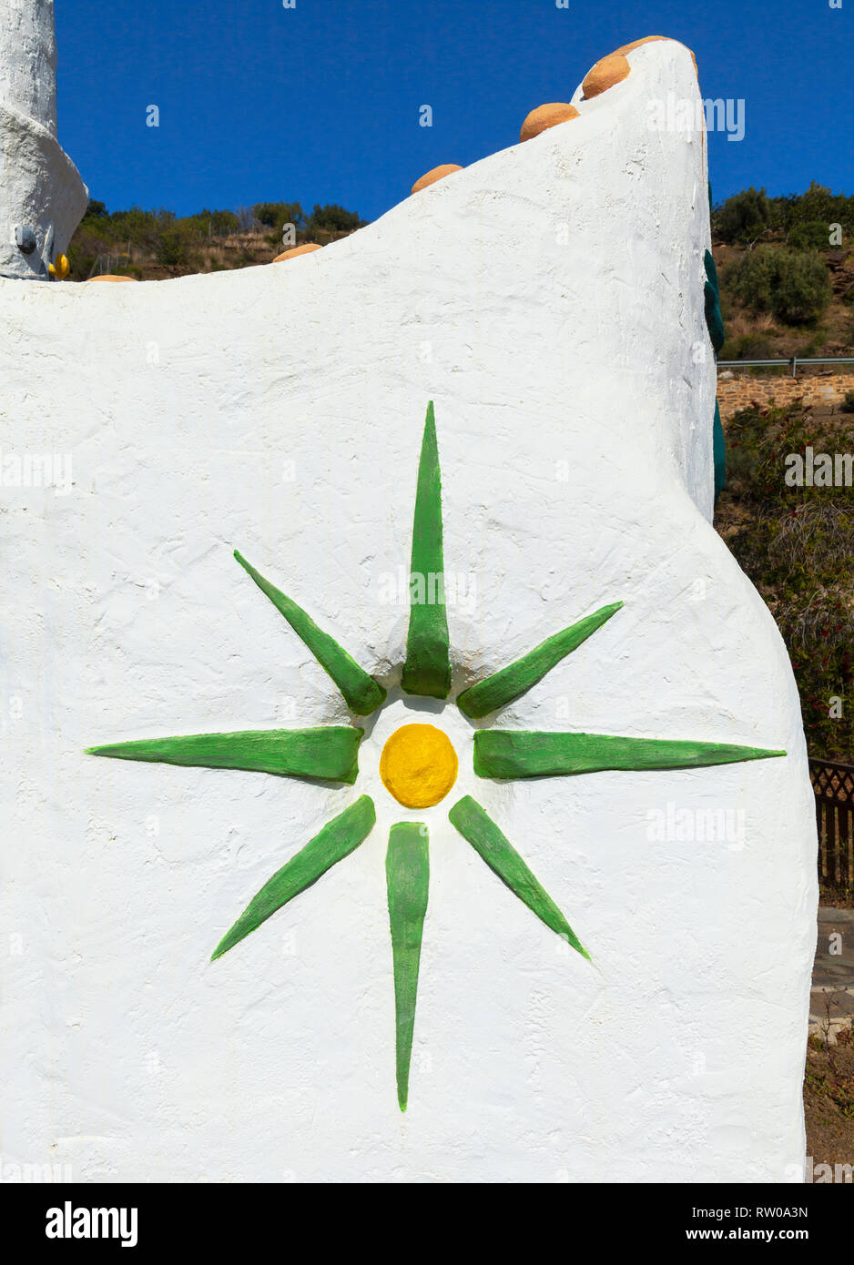 Sun Symbol in der surrealistischen Monumento de la Paz gegen den Spanischen Bürgerkrieg, in der Nähe von Sayalonga, Provinz Malaga, Andalusien, Spanien Stockfoto