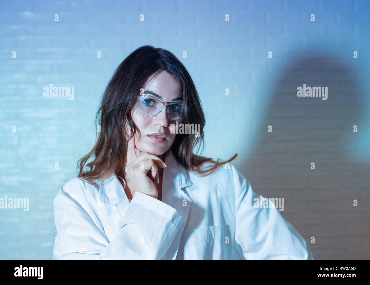 Porträt der schönen Wissenschaftlerin in trendigen blau Neon Licht Stockfoto