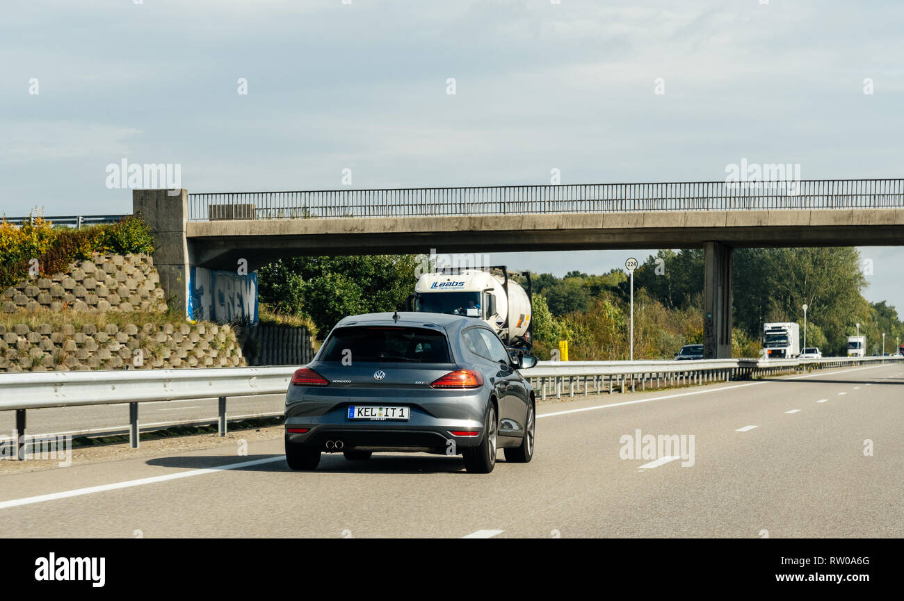 Straßburg, Frankreich - Okt 7, 2017: Fahrer POV Volkswagen Scirocco Sport deutsche Auto auf A4 Autobahn Autobahn in Frankreich Stockfoto