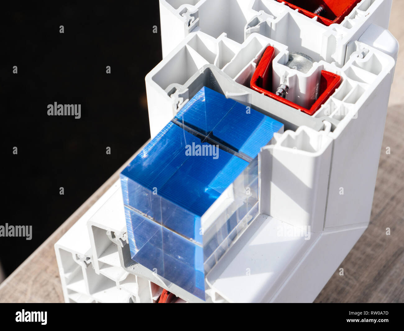 Visualisierung Erläuterung schneiden Fenster Profil mit Metall, Glas und Isolierung Beispiel mit rot blau und weißen Farben Demonstrationsanlage für Kunden Stockfoto