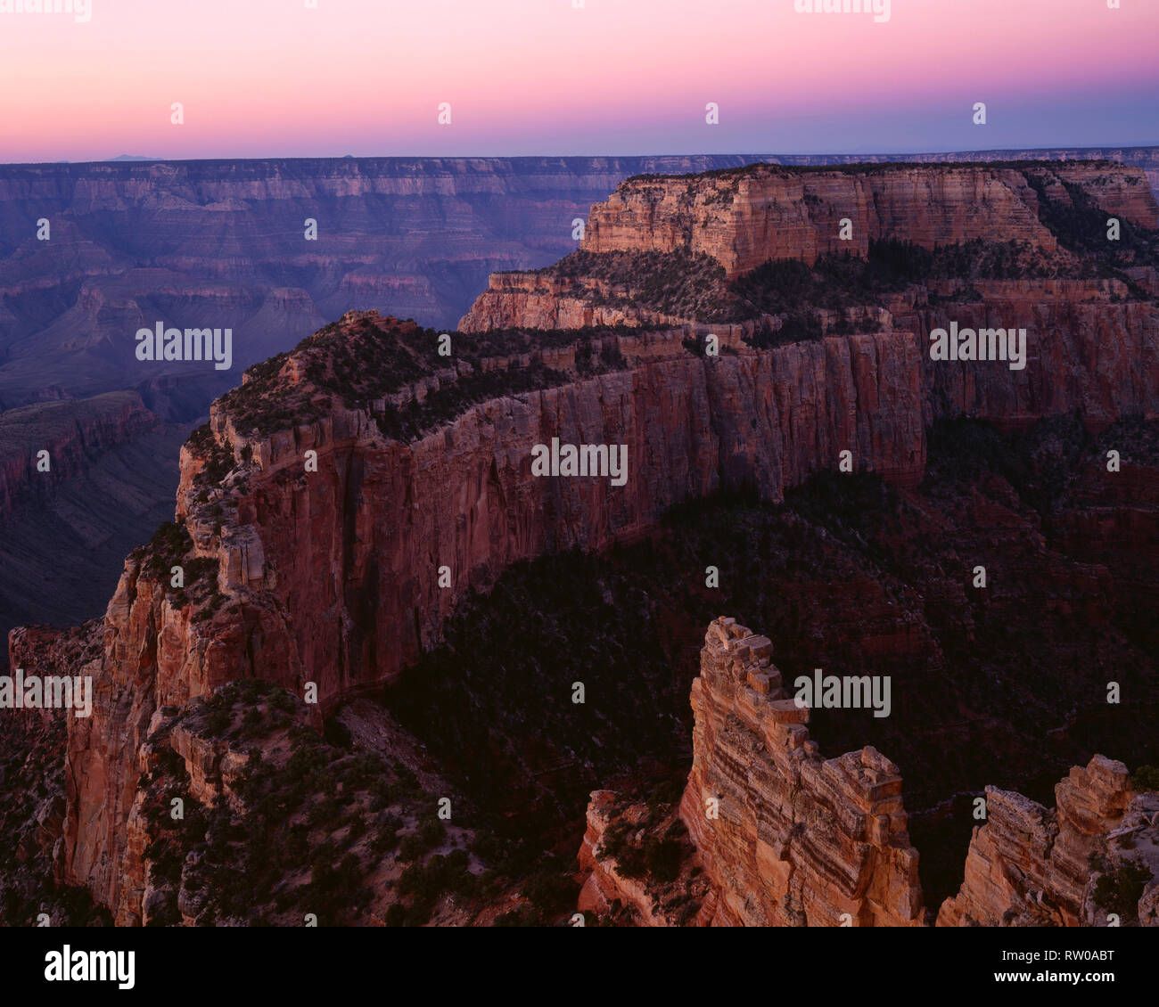 USA, Arizona, der Grand Canyon National Park, North Rim, Dawn Licht über Wotans Throne und Umgebung Canyon, von Cape Royal. Stockfoto