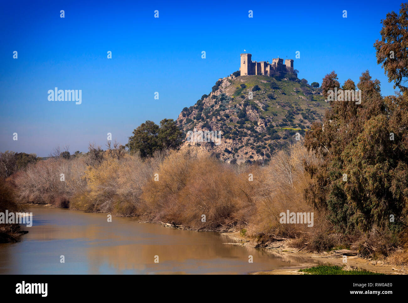 Ein Blick auf den Fluss Guadalquivir, Castillo de Almodóvar del Río in der Provinz Córdoba, Spanien. Spiel der Throne Lage. Stockfoto