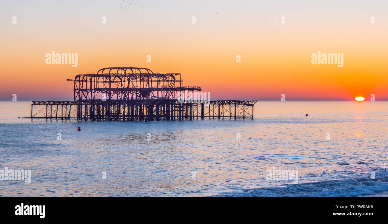 Alte Brighton Pier in den Sonnenuntergang Stockfoto