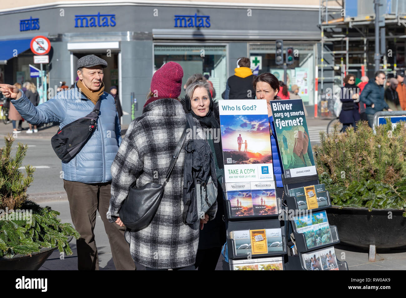 "Wer ist Gott?" - Jehovas Zeugen: Gespräch mit einem Passanten; Noerreport, Kopenhagen, Dänemark Stockfoto