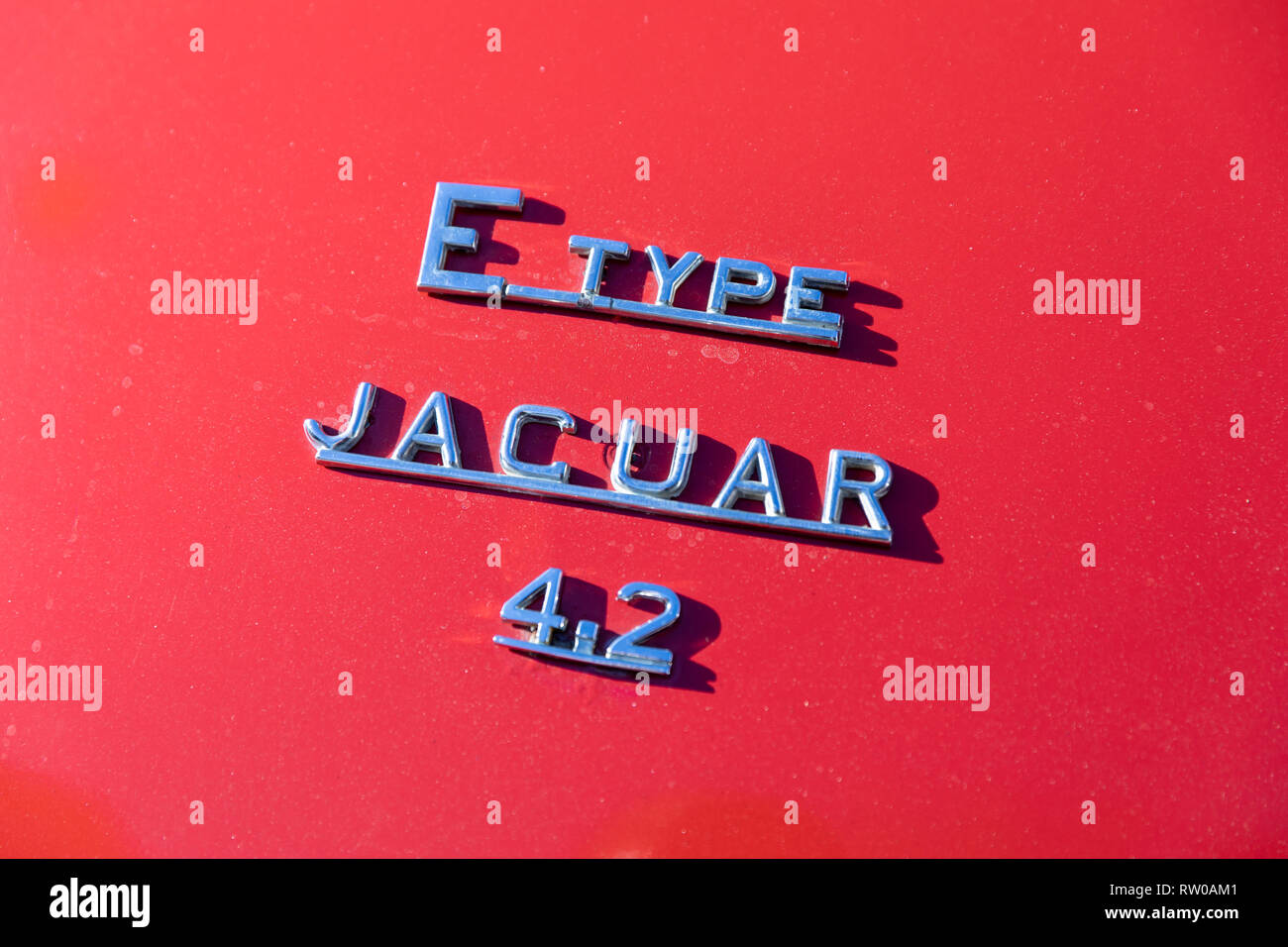 Jaguar E-Type 4.2, Chrom Buchstaben auf rotem Hintergrund Stockfoto