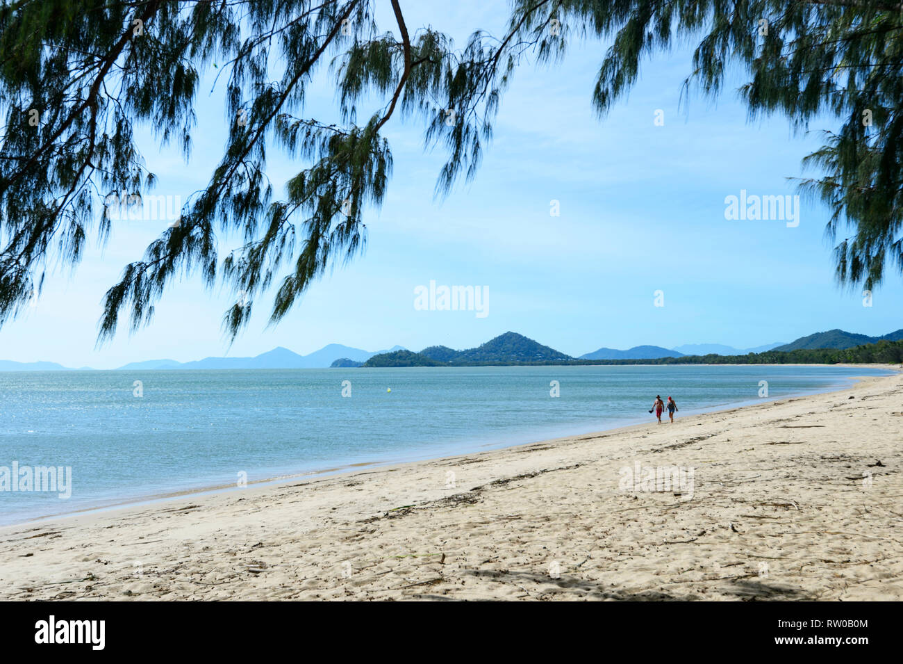 Paar an einem Sandstrand, Palm Cove, Cairns Northern Beaches, Far North Queensland, Queensland, FNQ, Australien Stockfoto