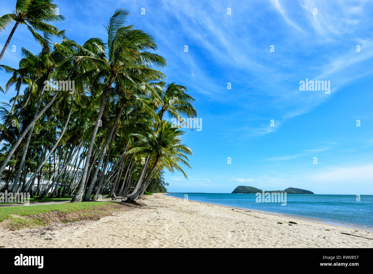 Blick auf den Strand von Palm Cove mit doppelter Insel im Hintergrund, Cairns Northern Beaches, Far North Queensland, Queensland, FNQ, Australien Stockfoto