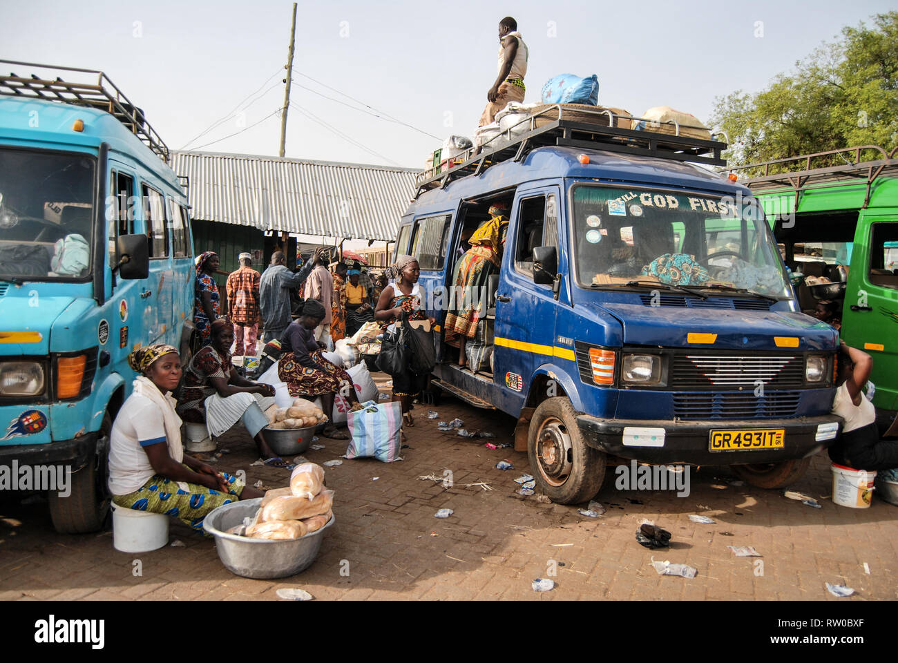 Ein Foto von Anbietern zwischen Bussen an einem lokalen Markt für frische im Kongo, Ghana sitzen. Stockfoto