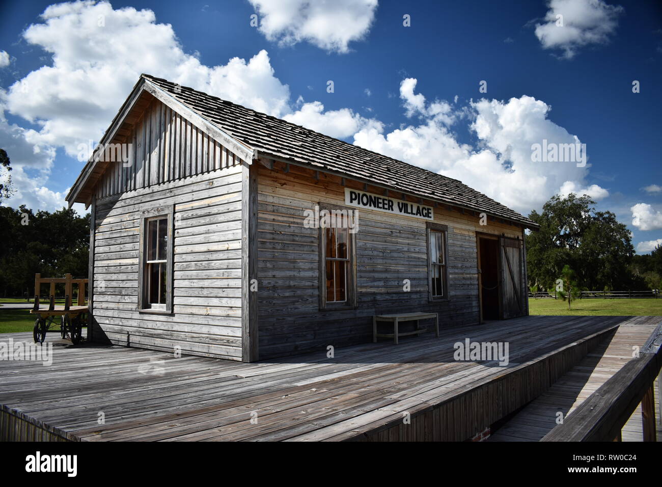 Altmodische Zugdepot. Gebäude aus Holz und Plattform in Shingle Creek Pioneer Village, Kissimmee, Florida, USA. Stockfoto