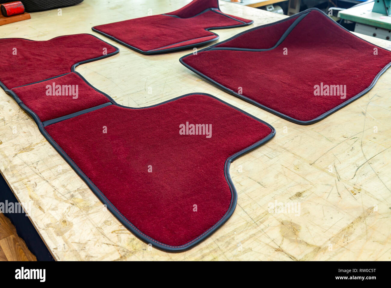 Auto 3D handgefertigte Fußmatten von roter Farbe aus Wolle für die vorderen  und hinteren Insassen eines Fahrzeugs in einem Innenraum Design Workshop  mit Tools Stockfotografie - Alamy