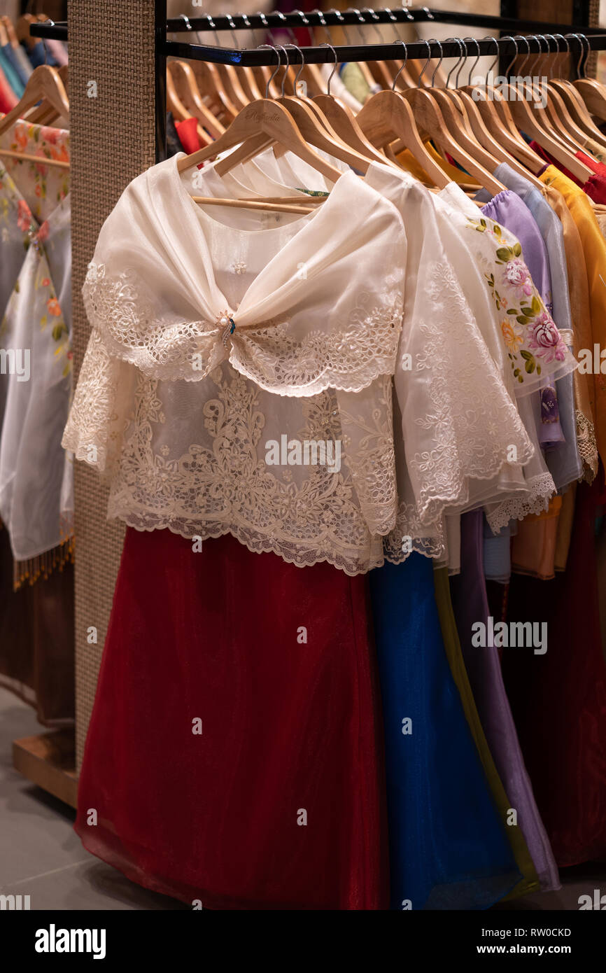 Die traditionelle Kleidung der Frauen von den Philippinen ein Filipiniana.  Bei besonderen formellen Anlässen getragen Stockfotografie - Alamy