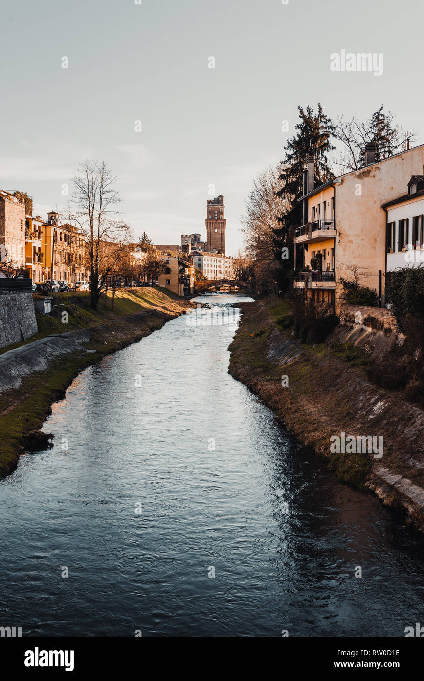 Blick auf die Sternwarte La Specola und den Fluss in Padua, Italien Stockfoto