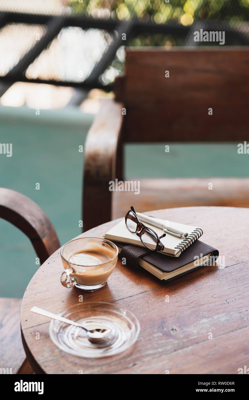 Abstrakte Szene der Kaffeetasse und Notebooks auf rustikalen Holztisch. Kaffeepause und Zeit entspannen. Arbeiten von überall. Stockfoto