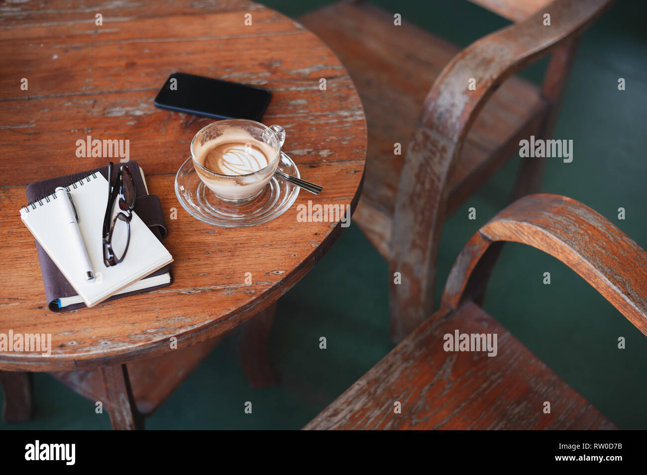 Abstrakte Szene der Kaffeetasse, Notebooks und Handy auf rustikalen Holztisch. Kaffeepause und Zeit entspannen. Arbeiten von überall. Stockfoto