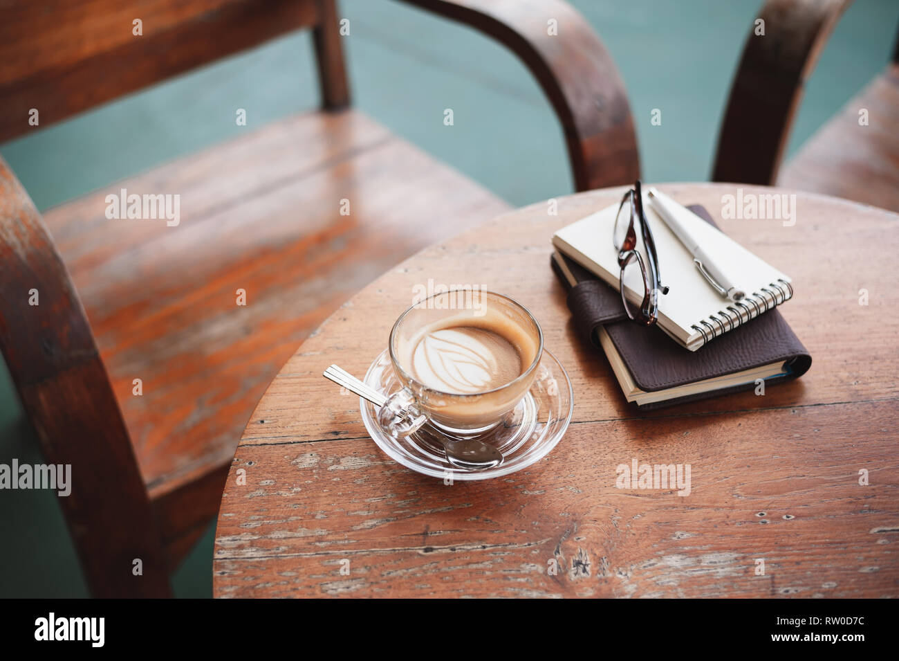 Abstrakte Szene der Kaffeetasse und Notebooks auf rustikalen Holztisch. Kaffeepause und Zeit entspannen. Arbeiten von überall. Stockfoto