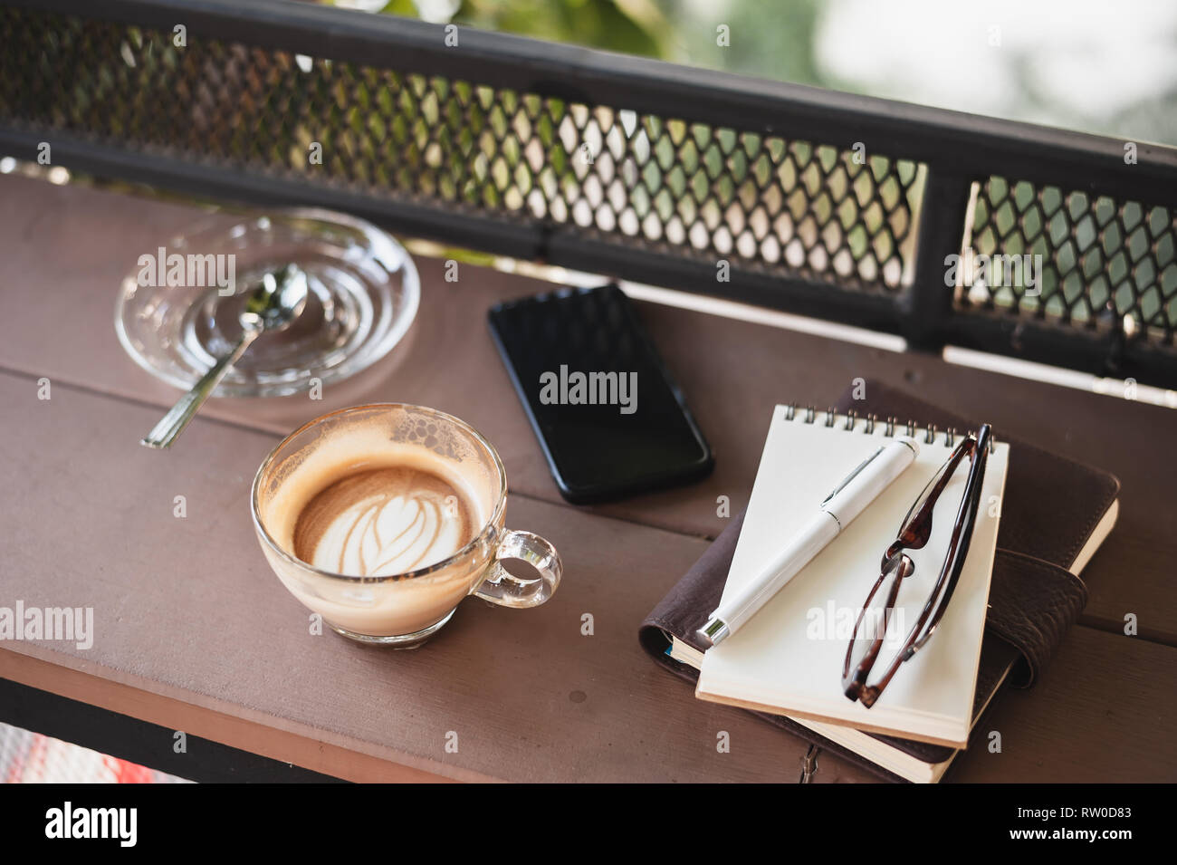 Abstrakte Szene der Kaffeetasse, Notebooks und Handy am rustikalen, mit Holz. Kaffeepause und Zeit entspannen. Arbeiten von überall. Stockfoto