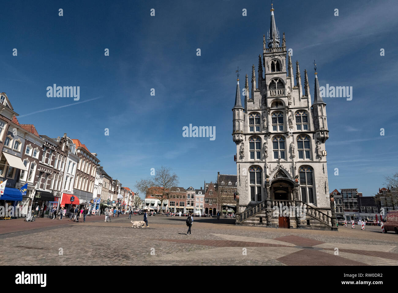 Niederlande; Gouda, 2017, Stadtzentrum, mit seinen berühmten Rathaus aus dem 15. Jahrhundert, an den Ort, wo die Gouda Käse Messe stattfindet. Stockfoto