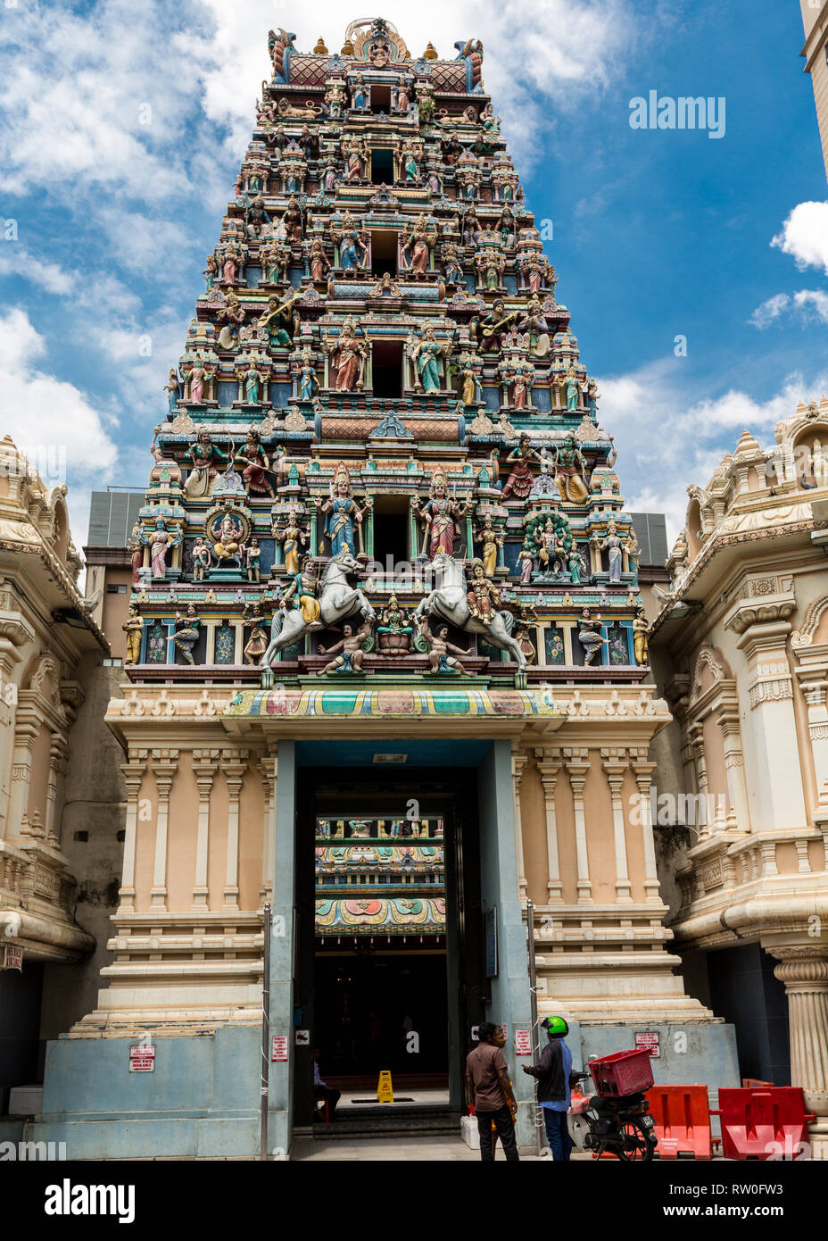 Gopuram (Eingang Turm) mit hinduistischen Gottheiten, Sri Mahamariamman Hindu Tempel, Kuala Lumpur, Malaysia. Stockfoto