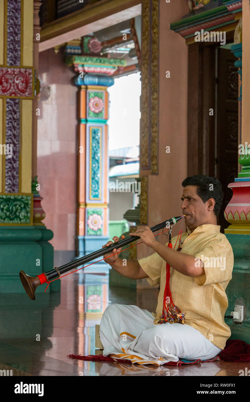 Musiker spielen eine Nadaswaram, ein indischer Wind Instrument, Sri Mahamariamman Hindu Tempel, Kuala Lumpur, Malaysia. Stockfoto