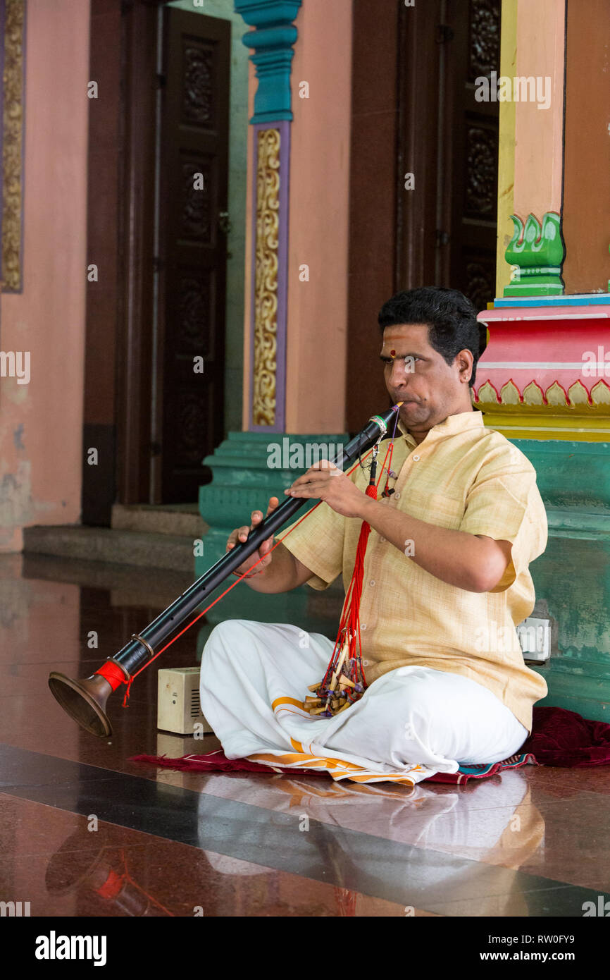Musiker spielen eine Nadaswaram, ein indischer Wind Instrument, Sri Mahamariamman Hindu Tempel, Kuala Lumpur, Malaysia. Stockfoto