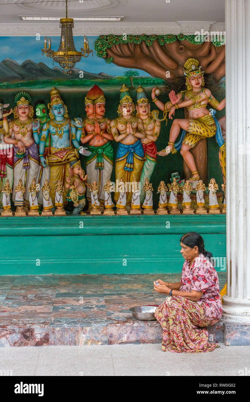 Anbeter Vorbereitung angeboten, die als Hindu Gottheiten Linie der Wand, Sri Mahamariamman Hindu Tempel, Kuala Lumpur, Malaysia. Stockfoto