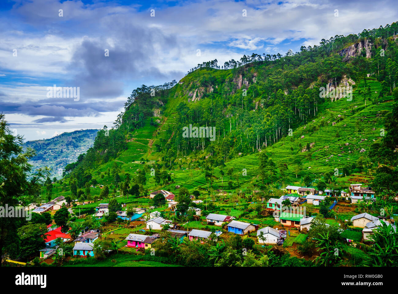 Blick auf die Teeplantagen und einem kleinen Dorf in den Bergen in der Nähe von Haputale, Sri Lanka Stockfoto