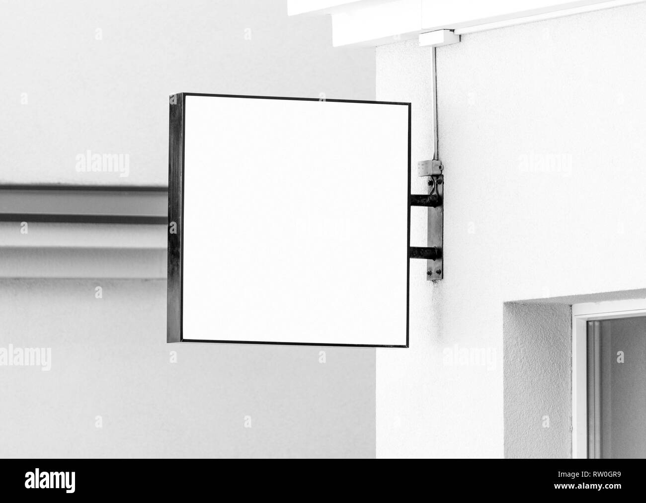 Leere schwarze und weiße hängende Wand zeichen Mockup, square modern Außenwerbung mit Kopie Raum, Firmenschild, Logo oder Text hinzufügen Stockfoto
