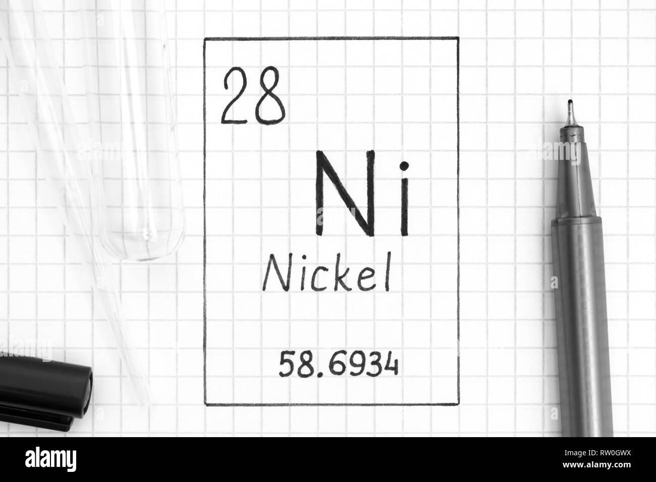 Das Periodensystem der Elemente. Handschrift chemische Element Nickel Ni mit schwarzem Stift, Reagenzglas und Pipette. Close-up. Stockfoto