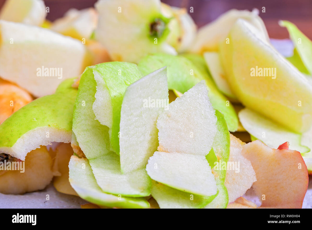 Peelings, green apple, Stück der Schale close-up Stockfoto