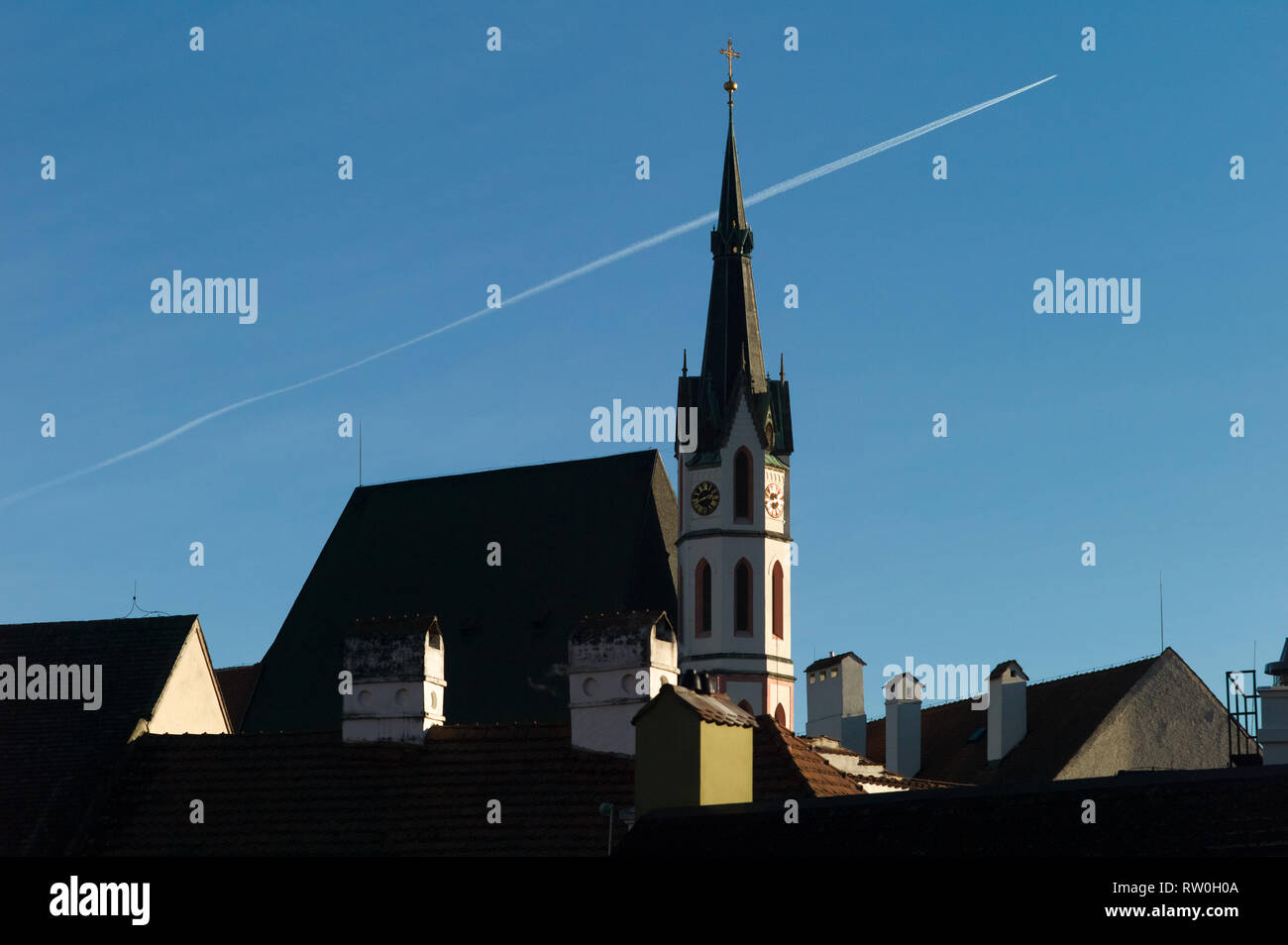 Kirche und Flugzeuge trace, Český Krumlov, Tschechische Republik Stockfoto