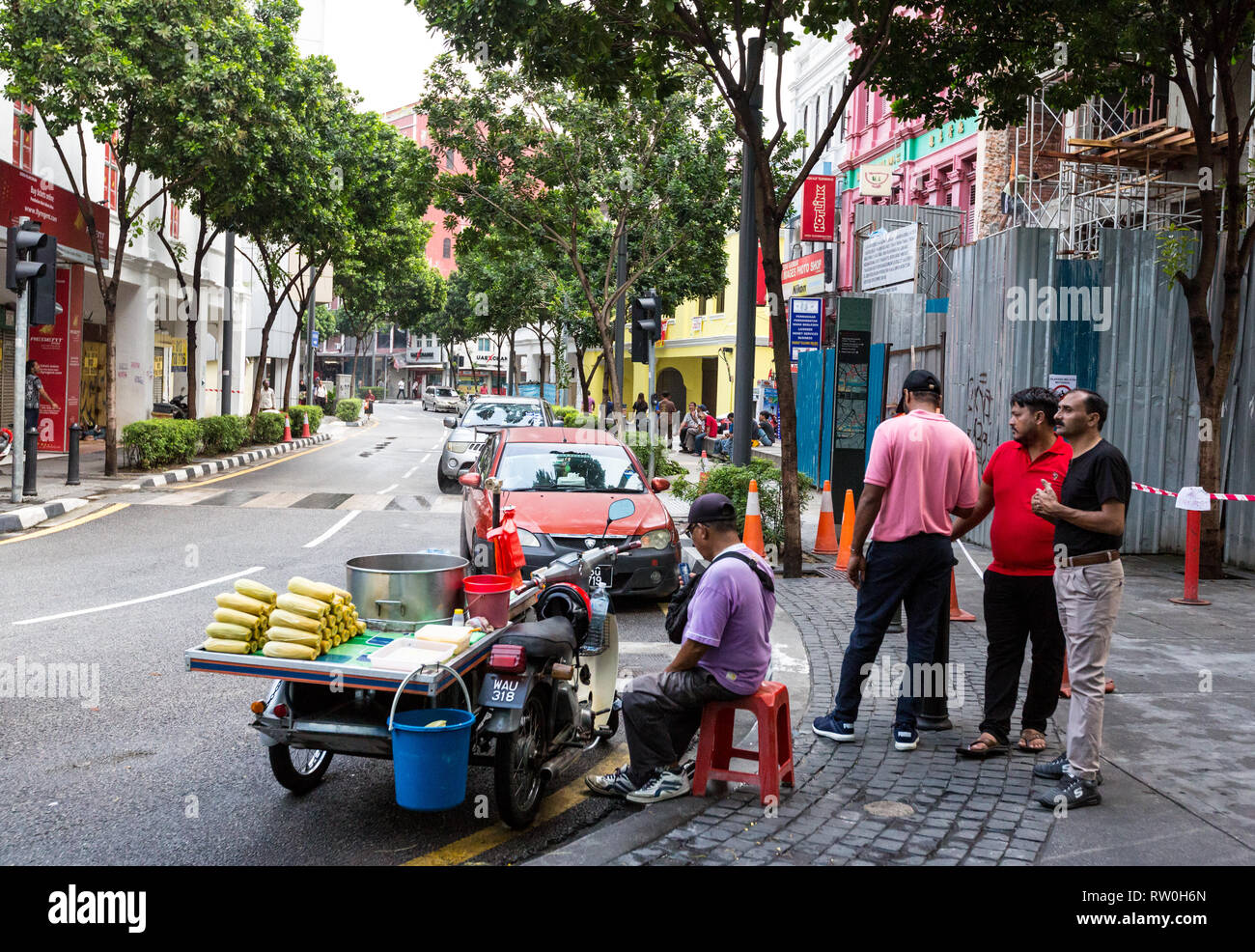 Anbieter Verkauf von gekochtem Mais, Jalan Hang Kasturi Straße, Kuala Lumpur, Malaysia. Stockfoto