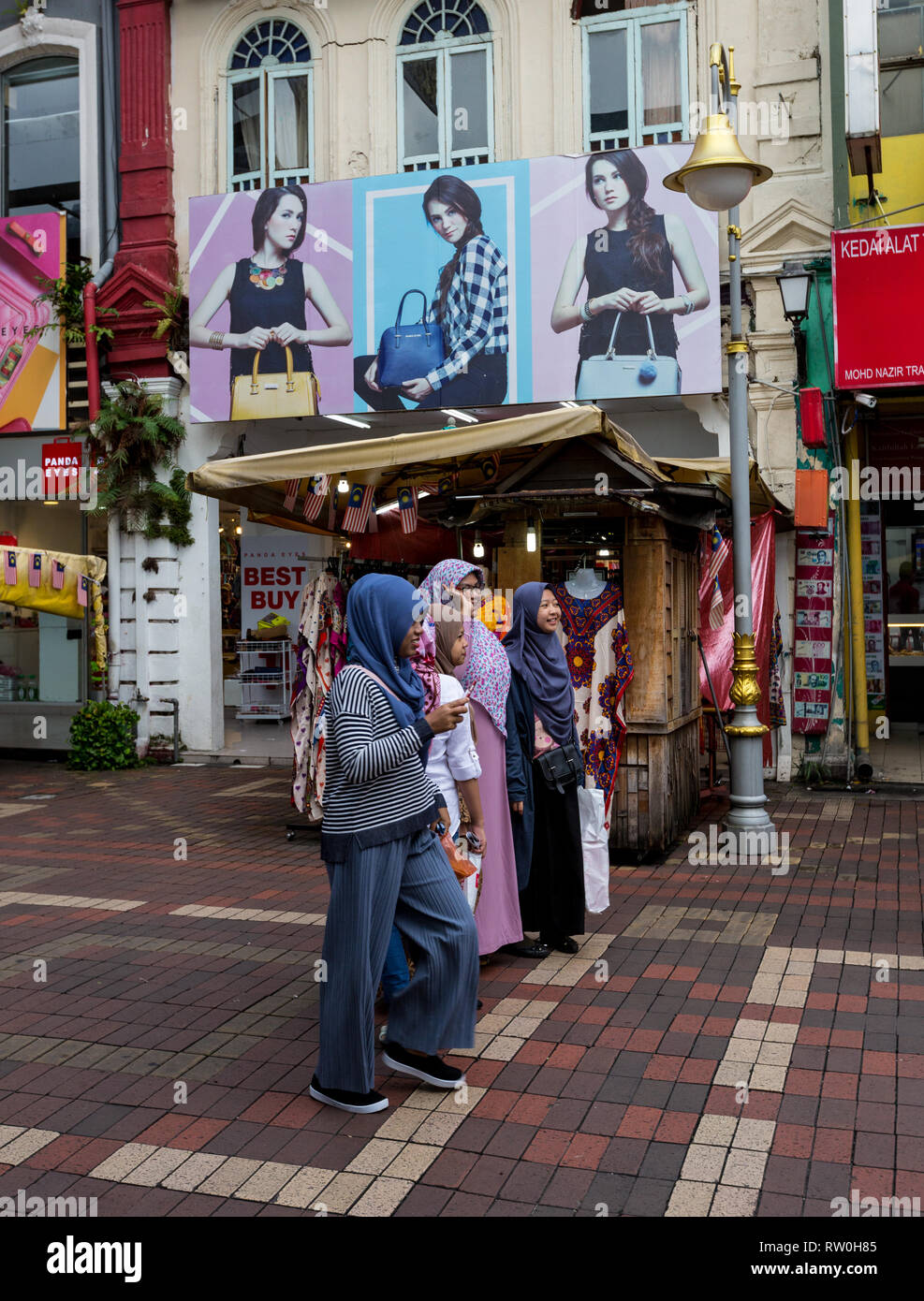 Junge Frauen in typischen Kleid in Malaysia, Kuala Lumpur, Malaysia. Stockfoto