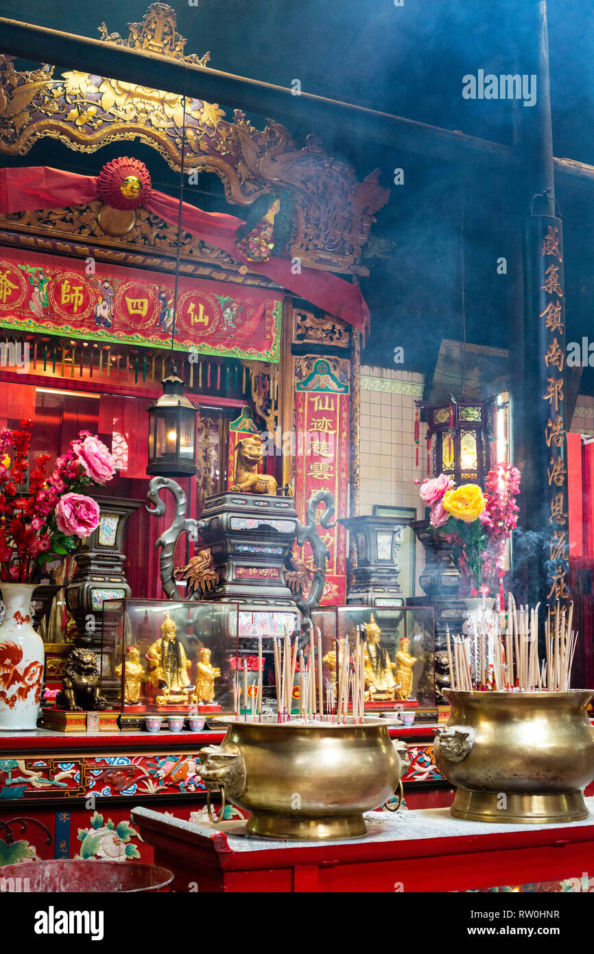 Sünde Sze Si Ya taoistischen Tempel, Chinatown, Kuala Lumpur, Malaysia. Joss Stick Urnen und Altar Dekorationen. Ältesten taoistischen Tempel in Kuala Lumpur (1864). Stockfoto