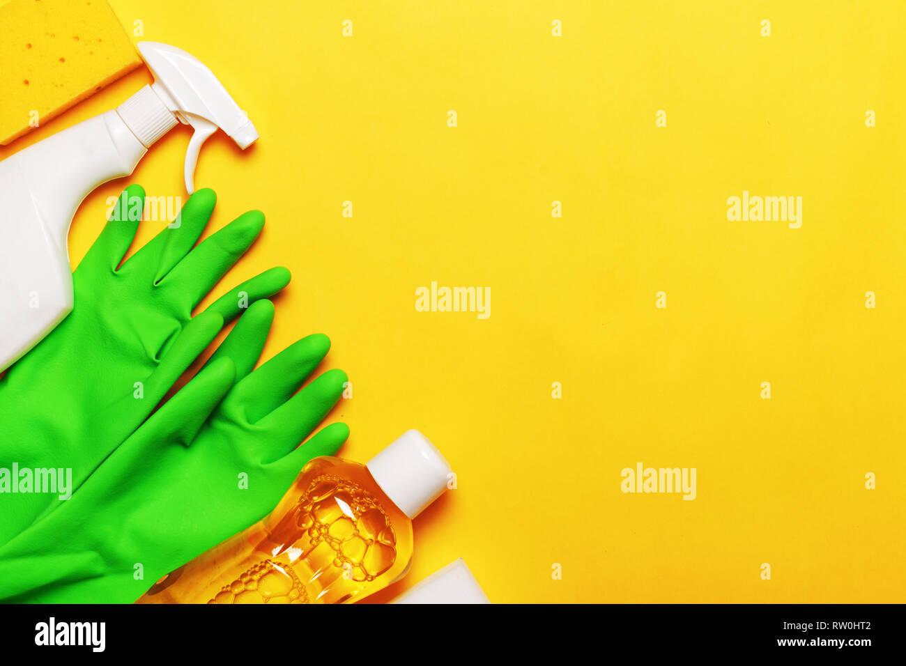 Lehnte sich für verschiedene Oberflächen in Küche, Bad und andere Räume. Leeren Platz für Text oder Logo auf gelben Hintergrund. Stockfoto
