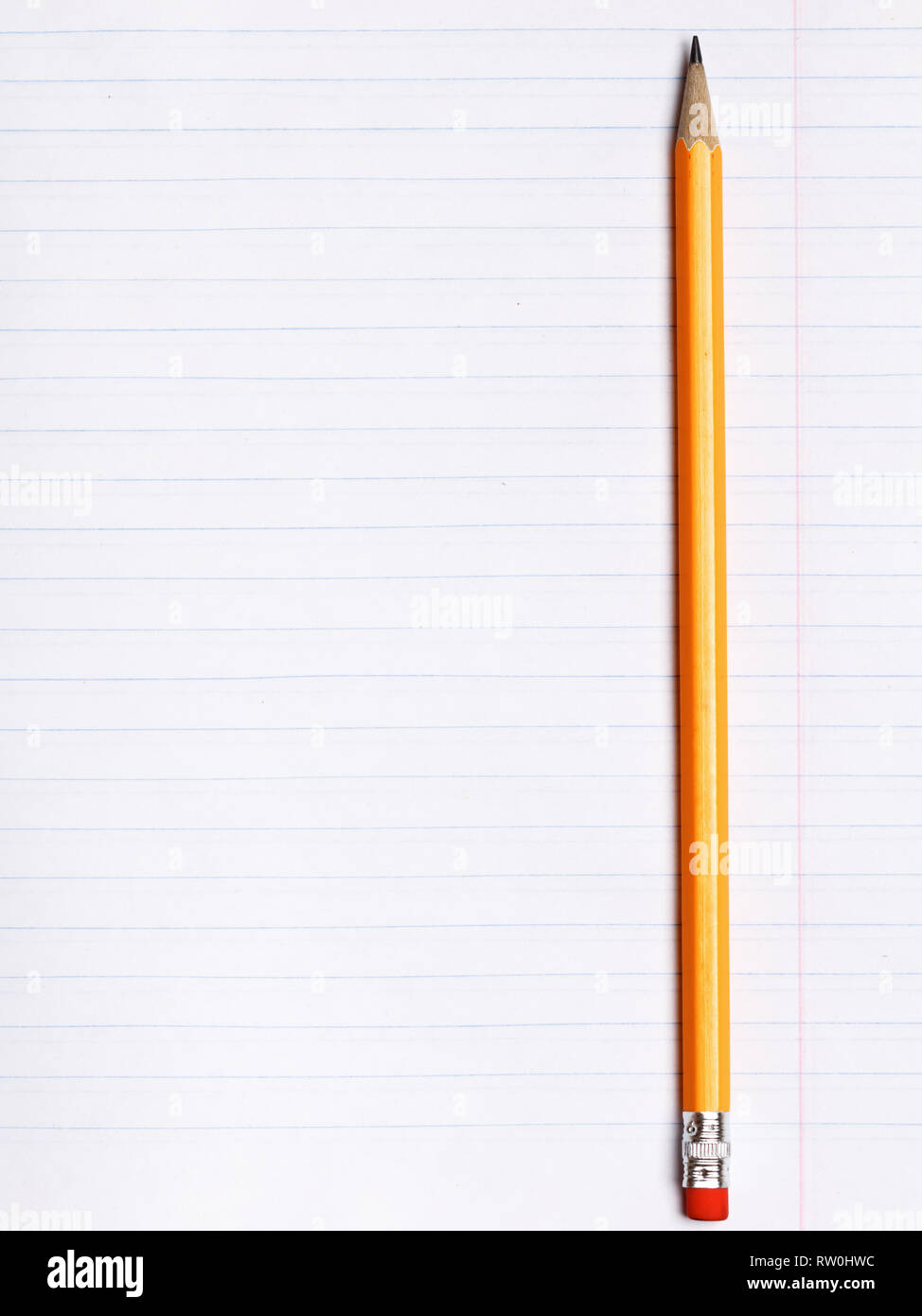 Orange Bleistift auf einem Blatt Papier Notebook mit Linien der Neigung. Der Begriff der Bildung. Stockfoto