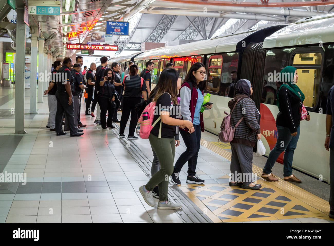 Passagiere an Bord LRT (Light Rail Transit) Zug am KL Sentral Station, Kuala Lumpur, Malaysia. Stockfoto