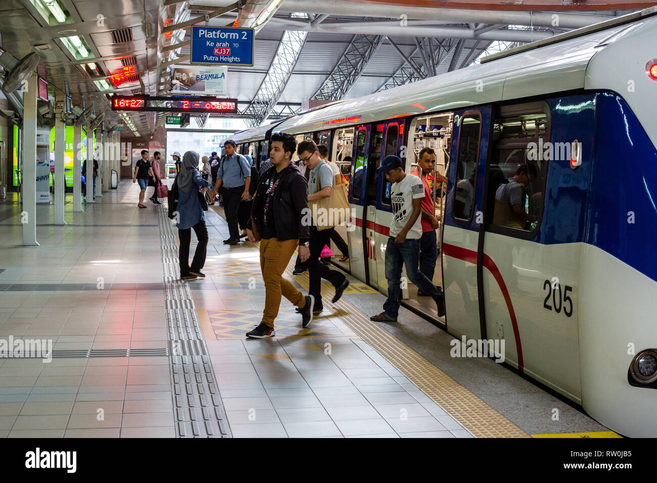 Passagiere verlassen LRT (Light RailTransit) Zug am KL Sentral Station, Kuala Lumpur, Malaysia. Stockfoto