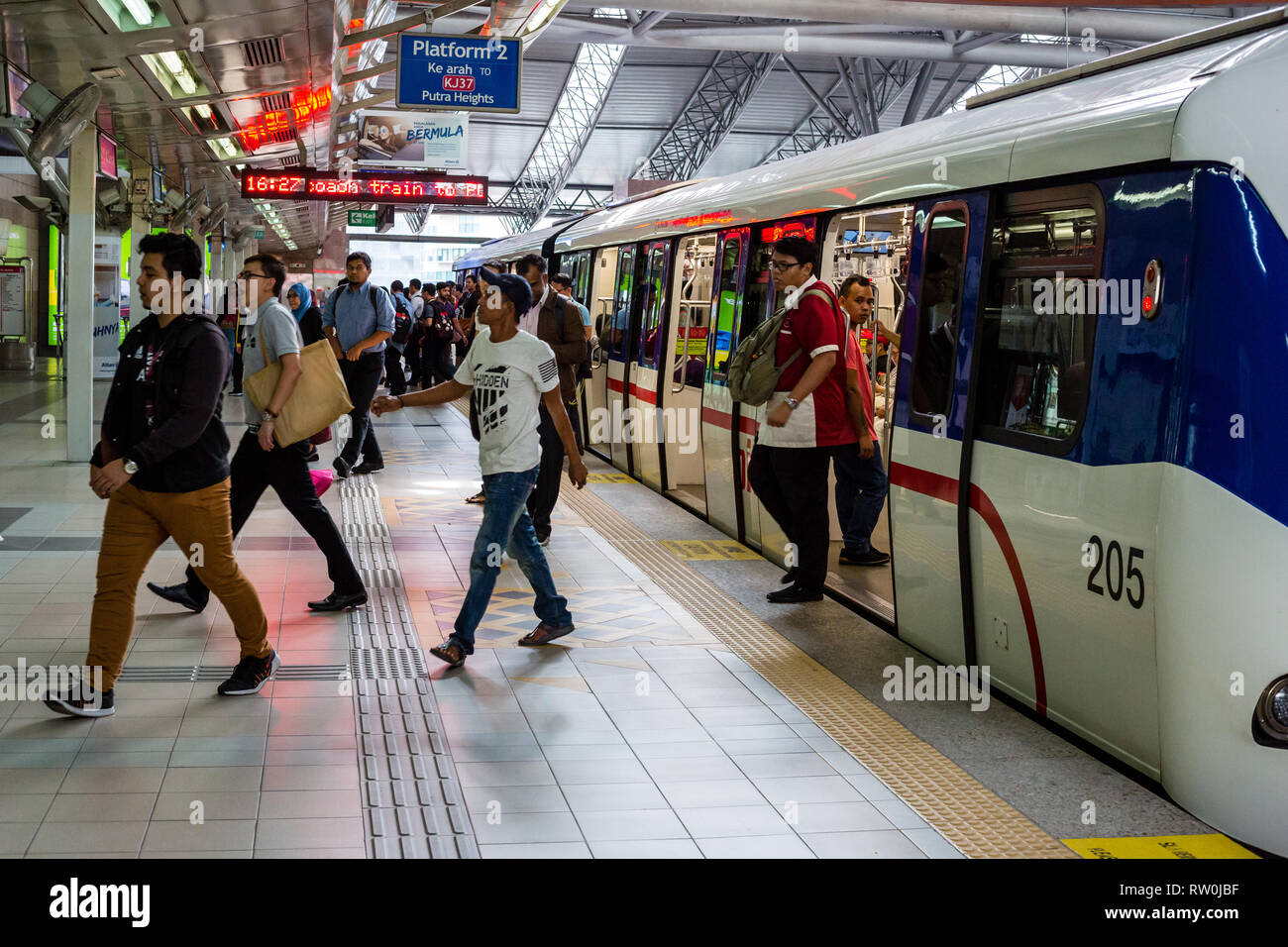 Passagiere verlassen LRT (Light Rail Transit) Zug am KL Sentral Station, Kuala Lumpur, Malaysia. Stockfoto