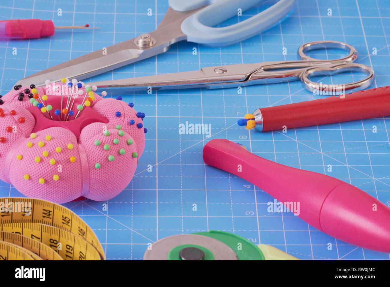 Wesentliche Nähtechnik auf einem blauen Schneidematte Stockfoto
