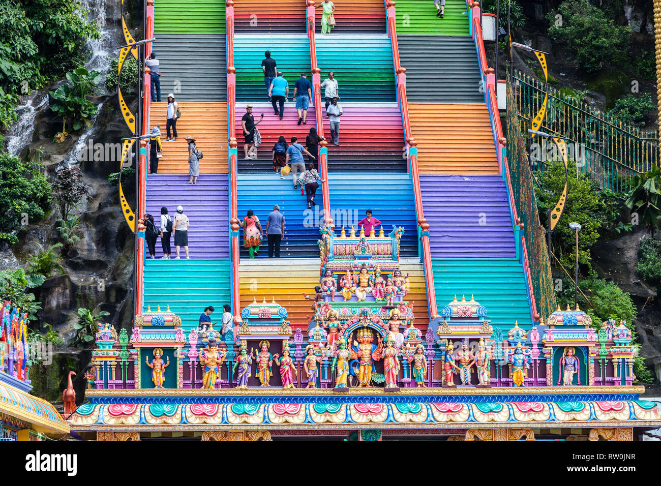 Treppe zum Batu Höhlen, hinduistischen Gottheiten in Vordergrund, Selangor, Malaysia. Stockfoto
