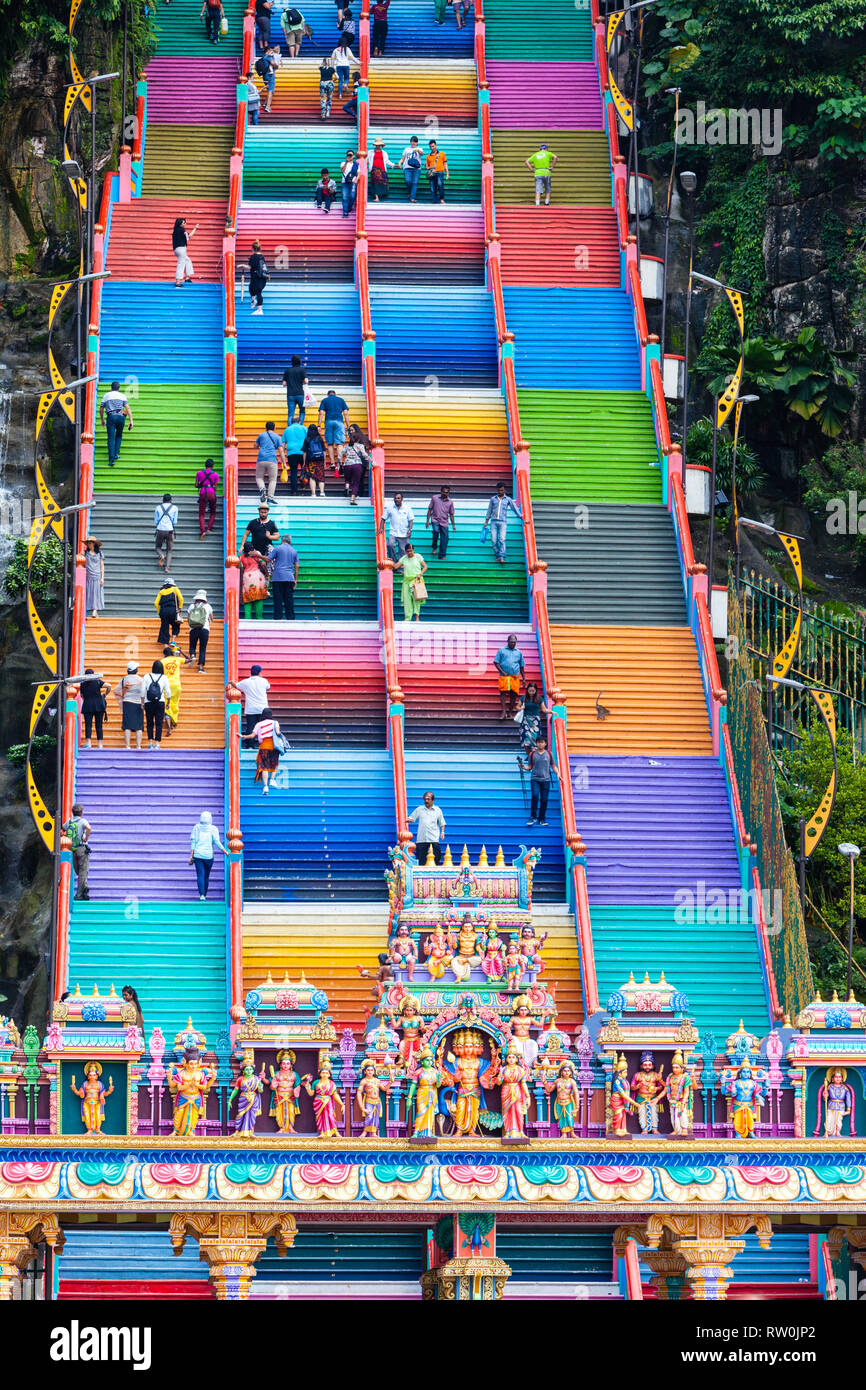 Treppe zum Batu Höhlen, hinduistischen Gottheiten in Vordergrund, Selangor, Malaysia. Stockfoto