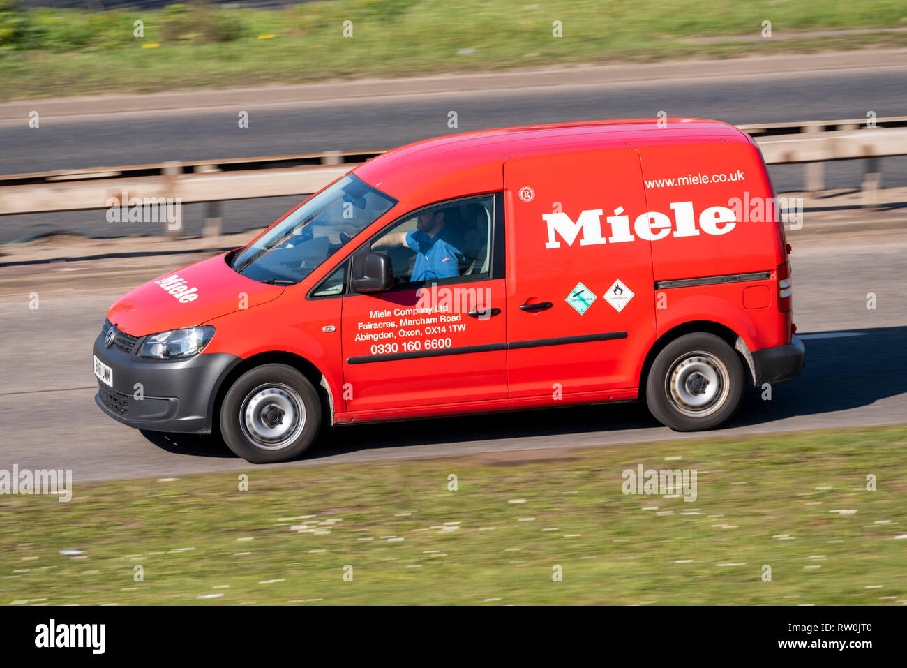 Miele Company Ltd van Fahren auf der Straße. Nutzfahrzeug. VW Transporter Stockfoto