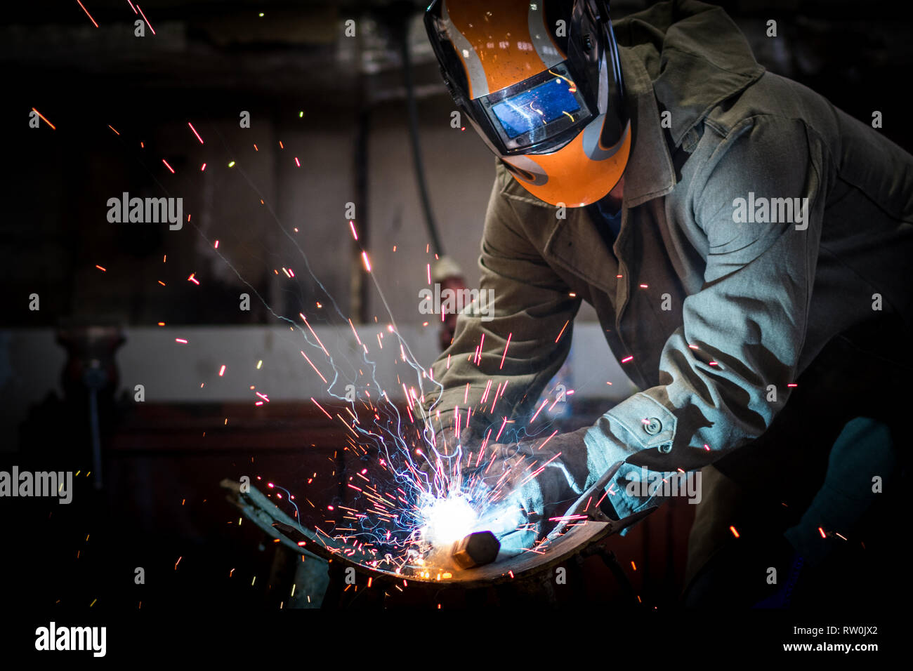 Industrielle Arbeiter in der Fabrik schweißen Stahlbau Stockfoto