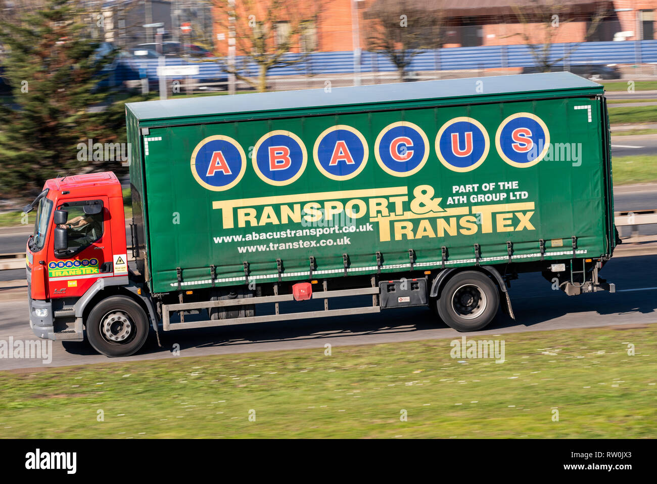 Abacus Verkehr & Transtex Road Transport, Spedition & Luftfracht Versand Lkw, Lkw fahren auf der Straße. Vorhang seitig Fahrzeug Stockfoto
